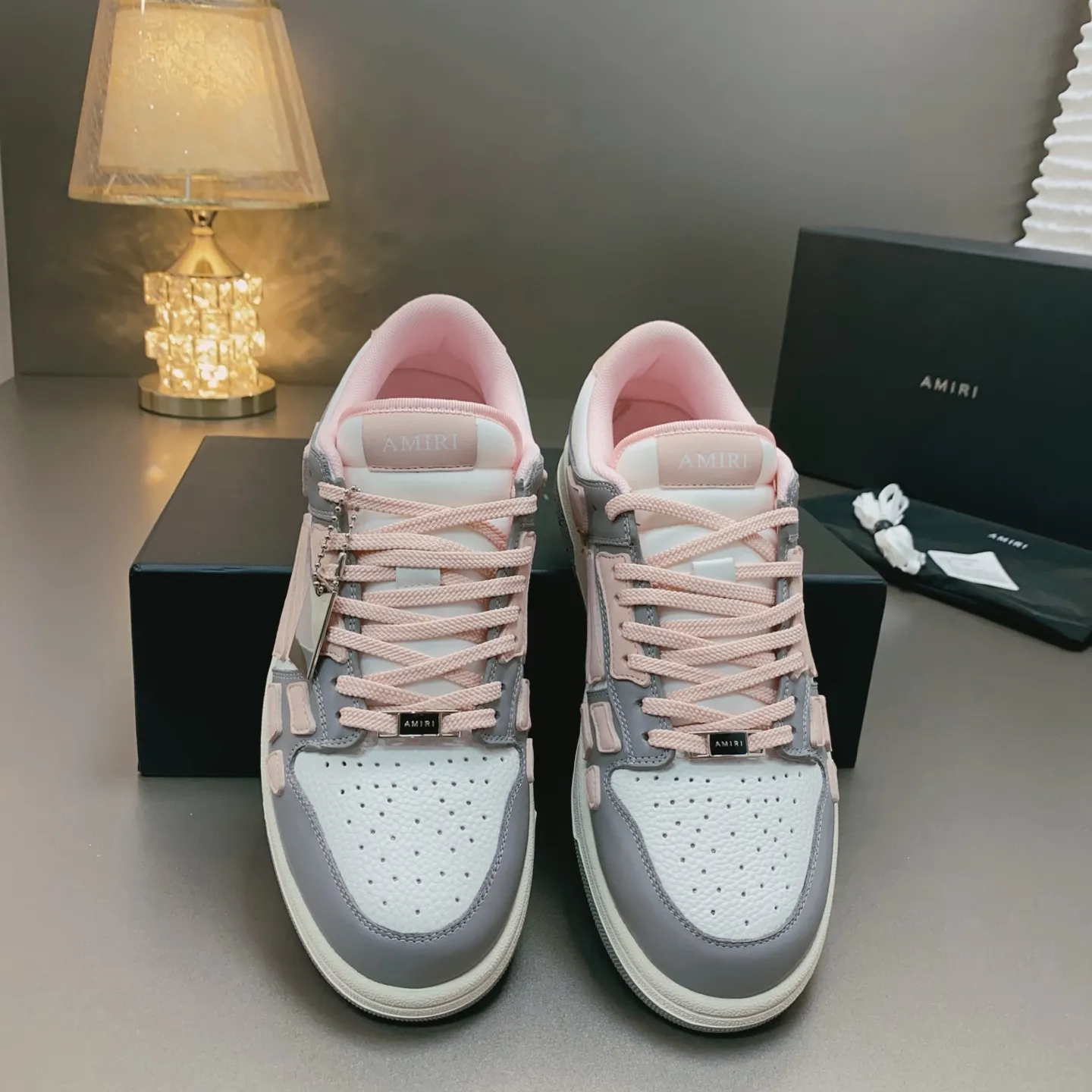 p580🐮🐮AMIRI Couple Style👑 The latest The Pacific Series Couple Style💀🦴Bone Stars Casual Sports Shoes Skateboard Shoes✔️ AMIRI's Pacific shoes are a sneaker that combines luxury and street style. Many celebrities and Internet celebrities have the same style. Its design and workmanship are very exquisite. Made of high-grade cow leather, soft to the touch and highly durable. 💎Fabrics: Original custom imported first-layer cowhide 💎Inner lining: Original customized breathable mesh 💎Foot: Original injection molded one-piece, comfortable, wear-resistant and not tiring for feet 💎Outsole: Original 1:1 molded three-color sole Original outsole 💎Sole thickness: 3CM 💎Size: Female 35-40 Male 39-46 💎Price; Top version 👑Special remarks Remark: (Female size 34 40 . Men's sizes 38 45 46 are customized and cannot be returned or exchanged. Please note when ordering! Thank you🤝🤝